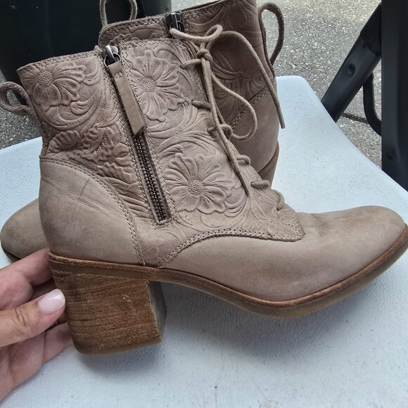 Sofft Sondra 9.5M Womens Light Taupe Leather Embossed Floral Block Heel GUC Nash - Picture 4 of 16